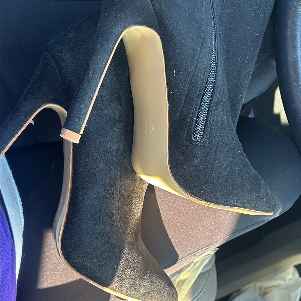 Elegant Black Stiletto Heels - Picture 2 of 8